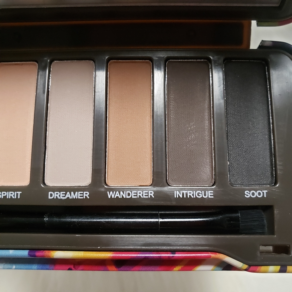 Nudes eyeshadow and lipgloss gift set. Gift basket. - Picture 9 of 15